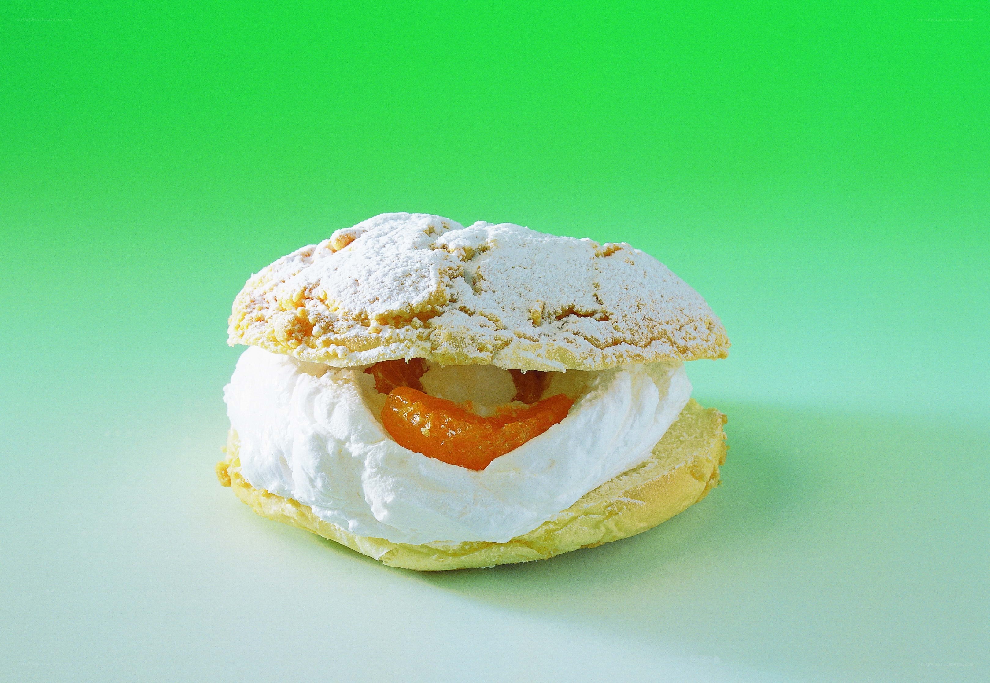 meringue sandwich with apricot