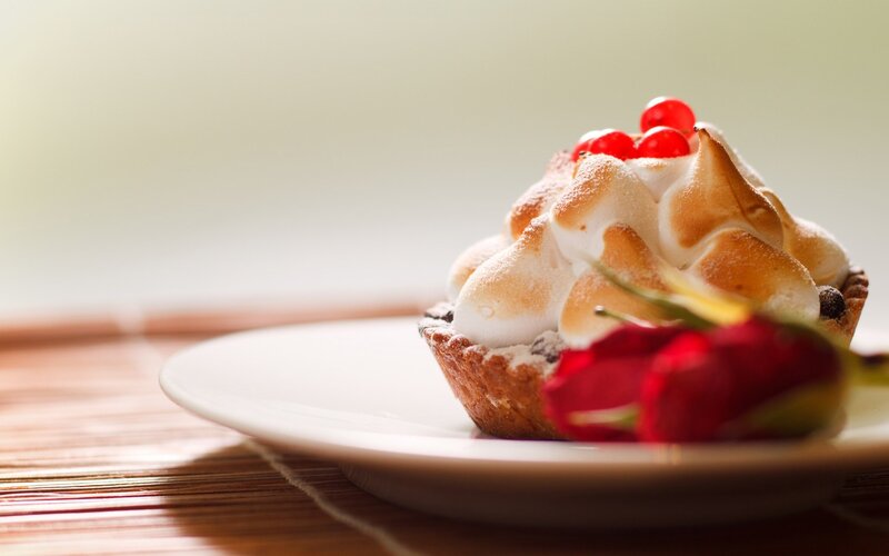Meringue Tart with Berries — White