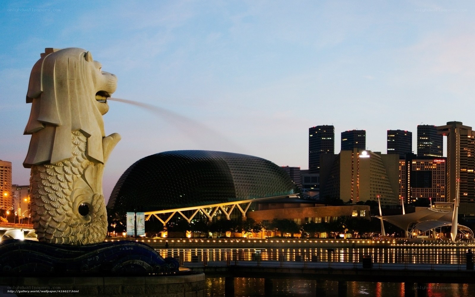 Merlion statue at dusk