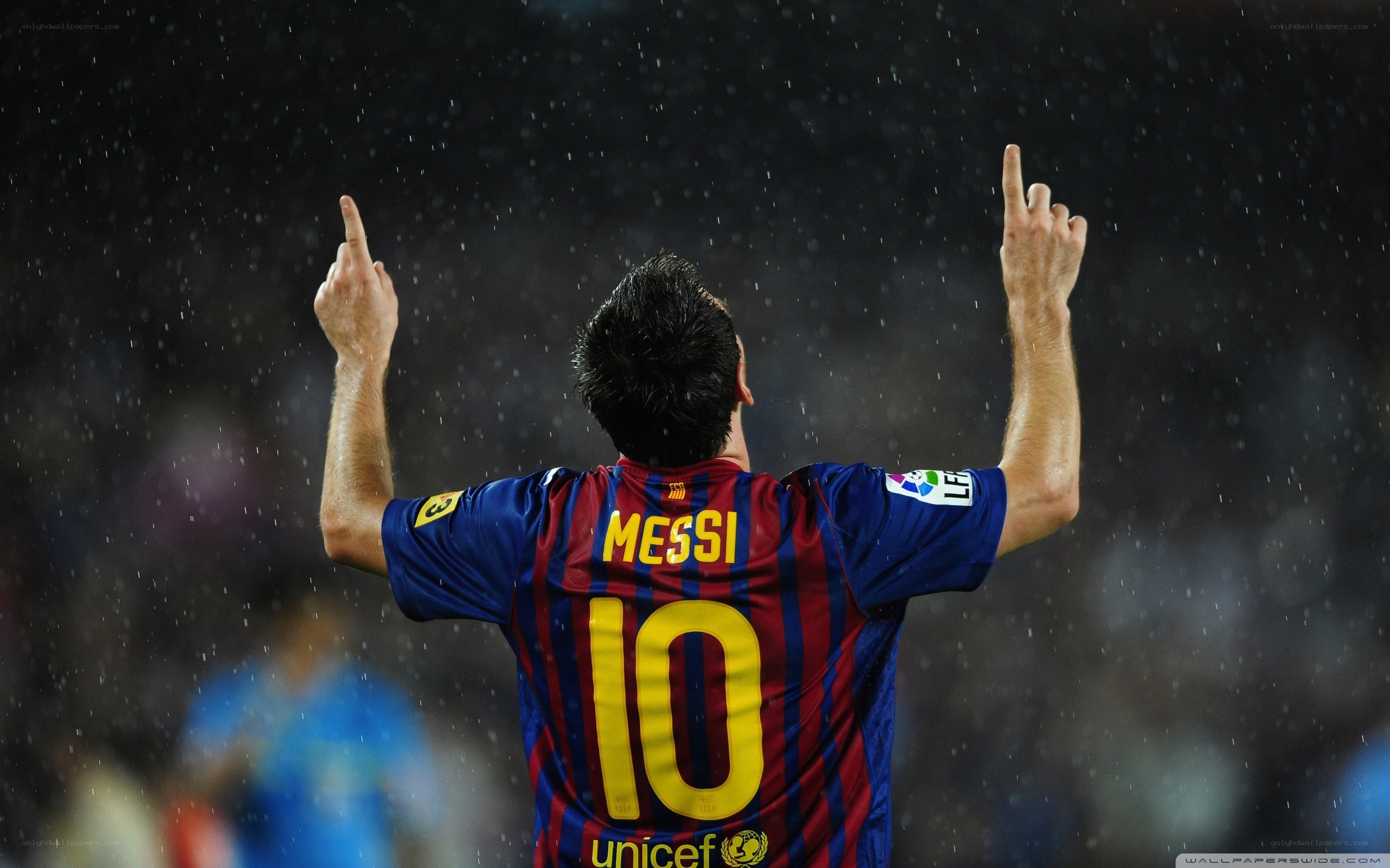 Messi celebrates in the rain