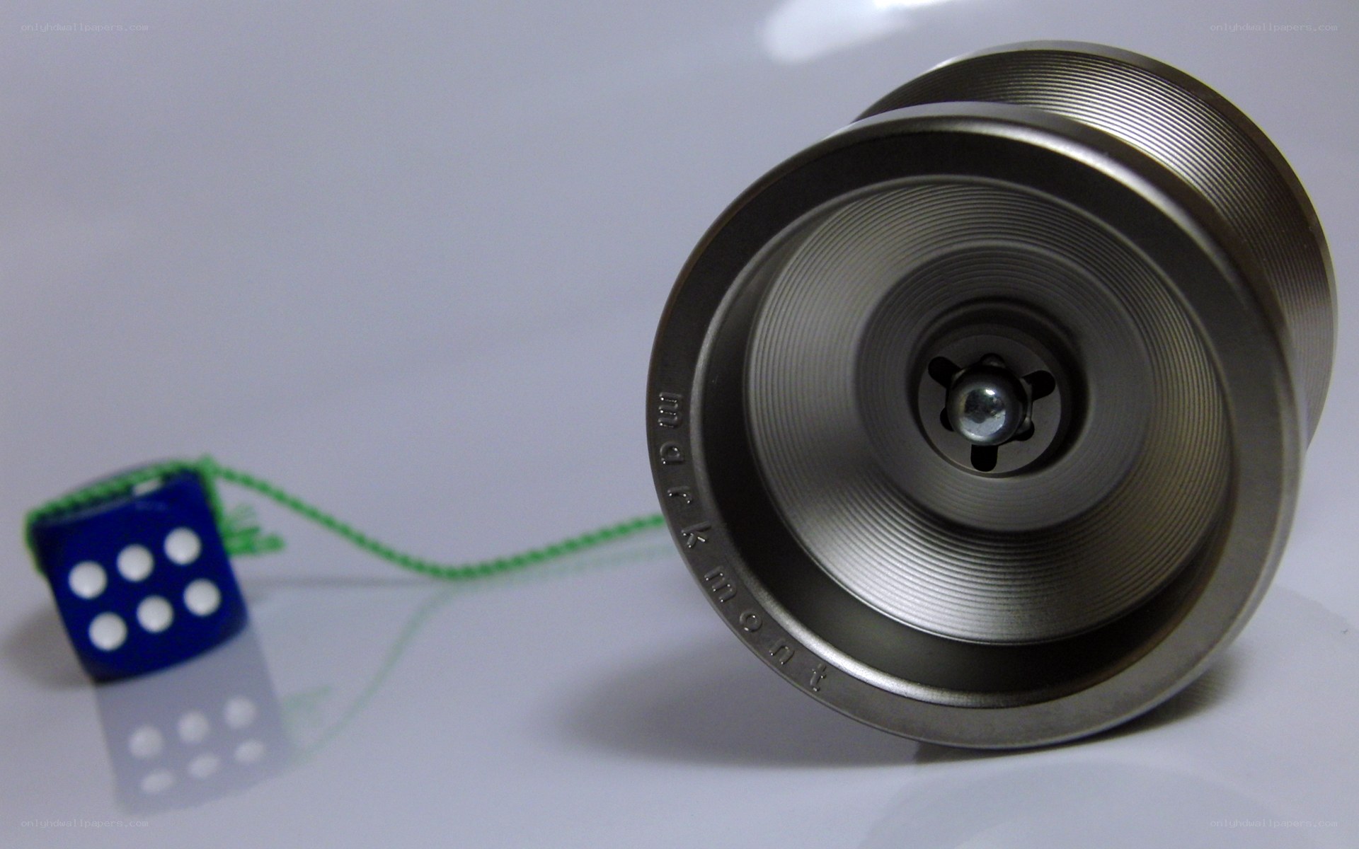 Metal yo-yo with blue die