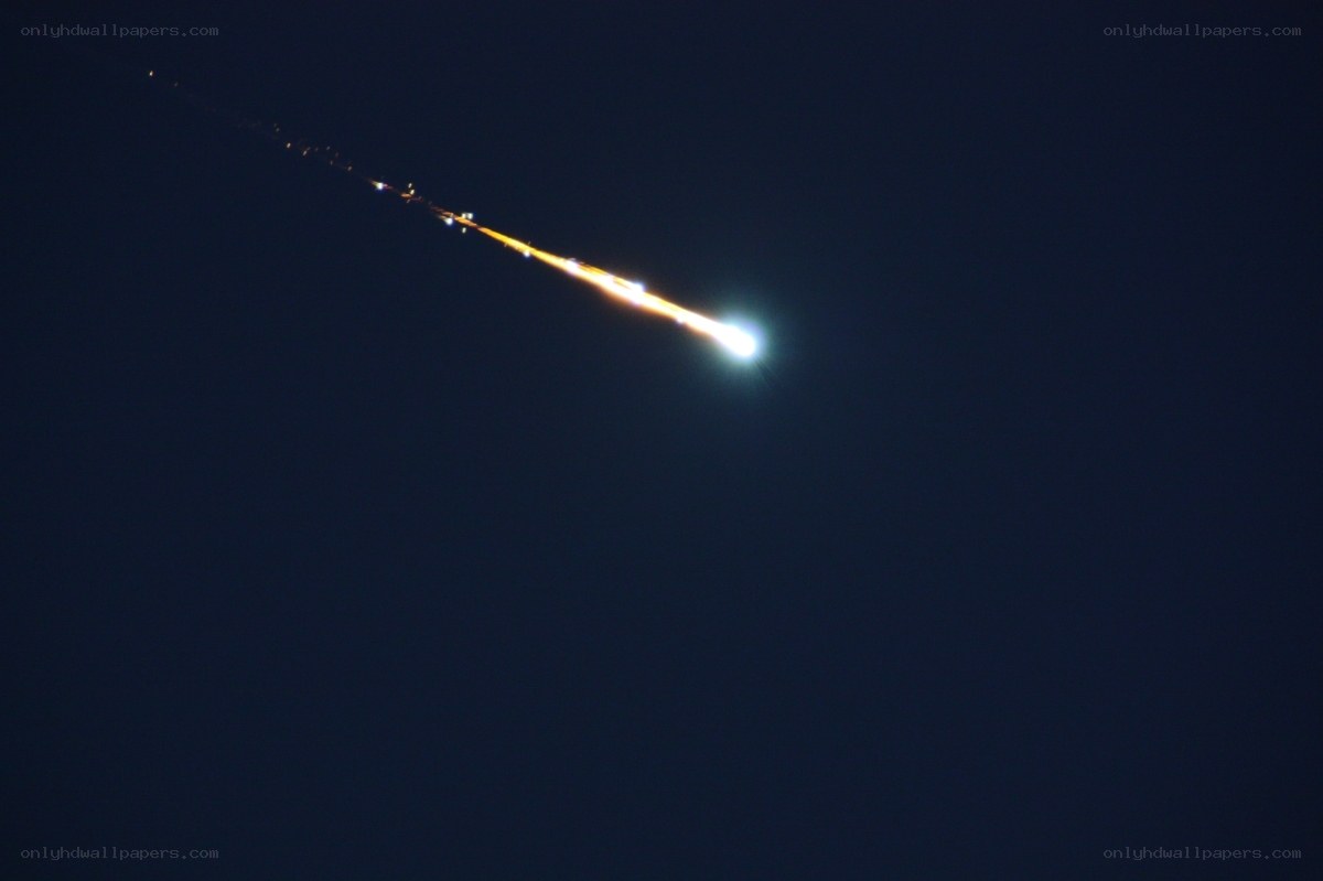 Meteor streaking across night sky