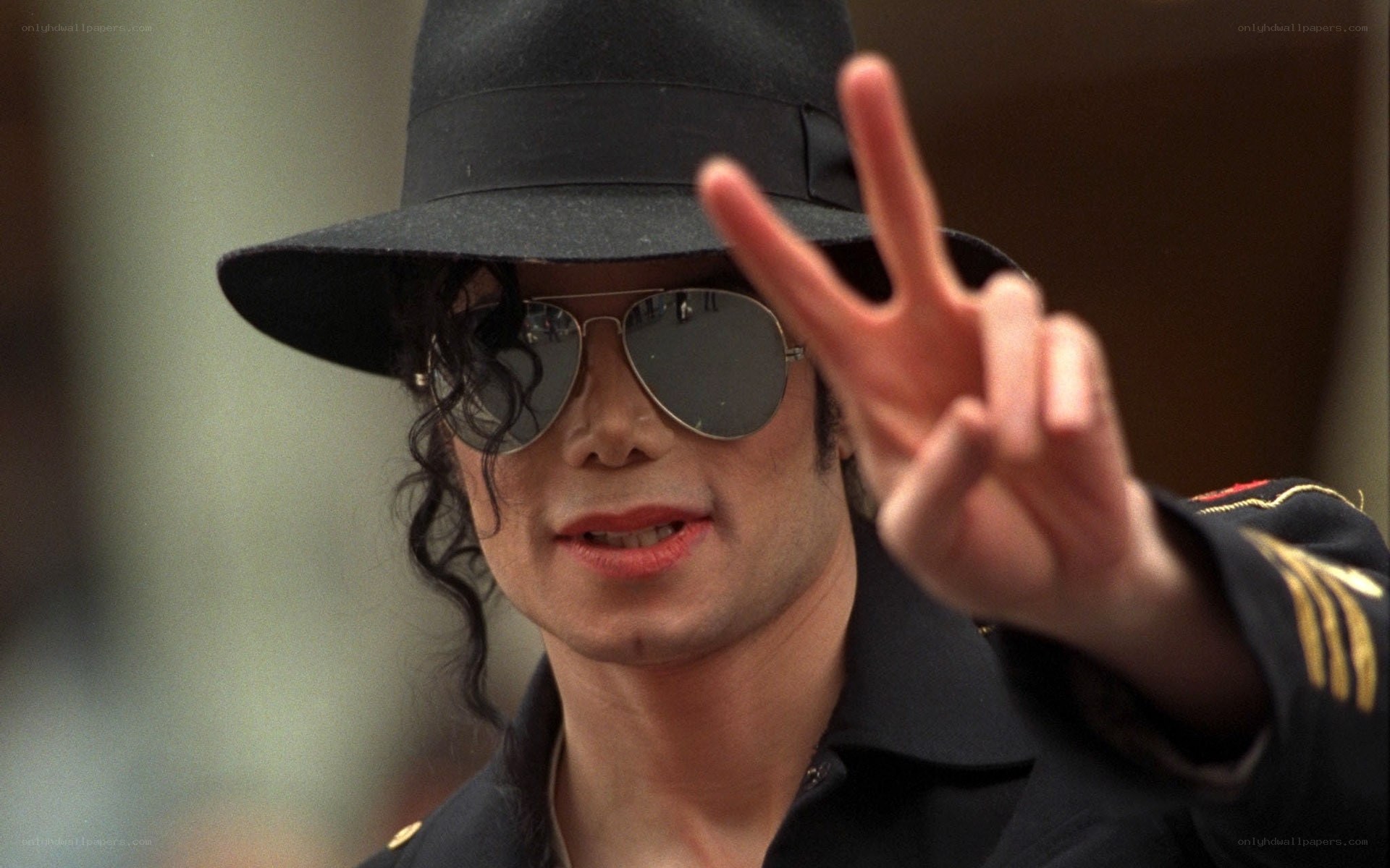 Michael Jackson peace sign
