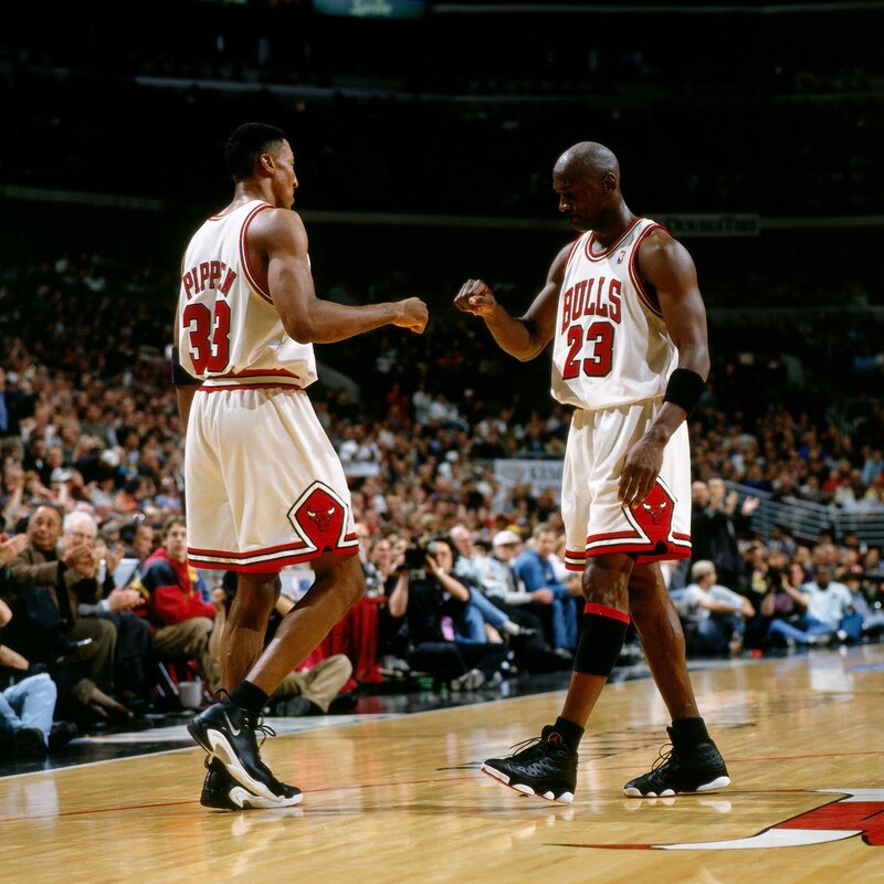 Michael Jordan and Scottie Pippen on court