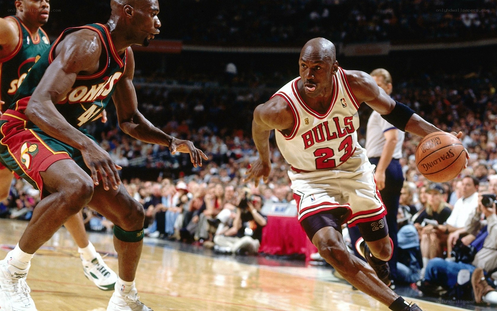 Michael Jordan drives to the basket