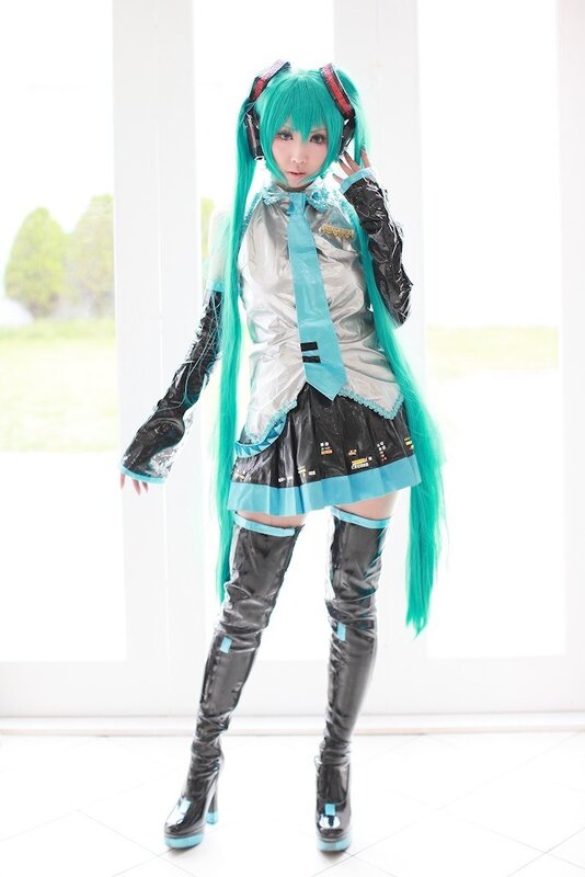 Miku cosplay in a bright room