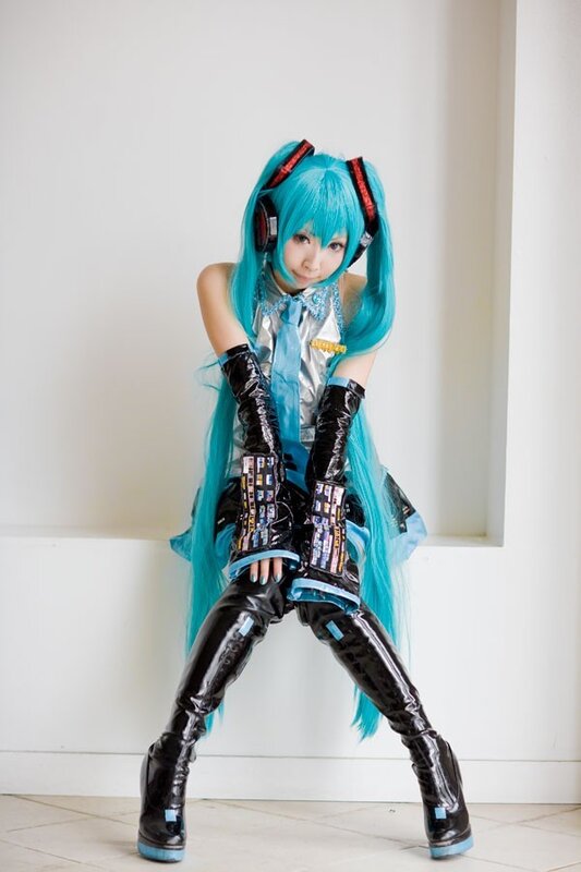 Miku cosplay in blue and black
