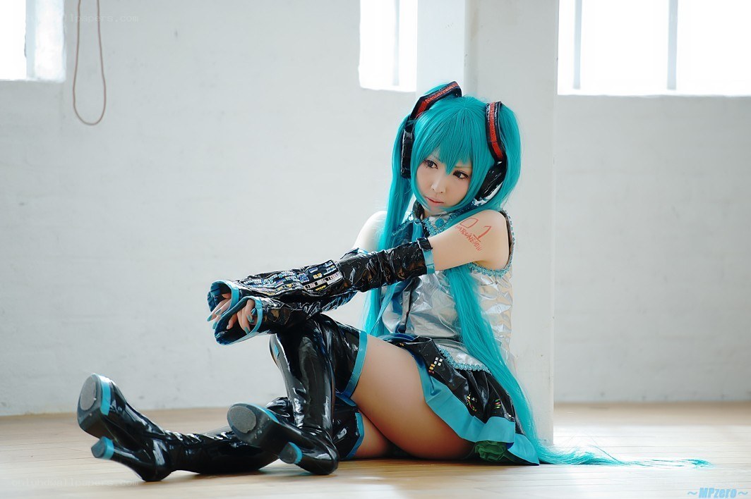 Miku cosplay sitting on floor