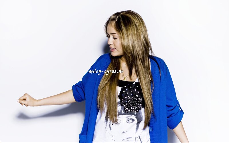 Miley Cyrus in blue cardigan