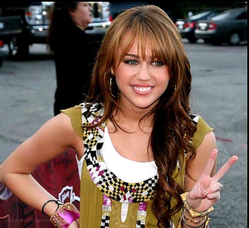 Miley Cyrus making peace sign