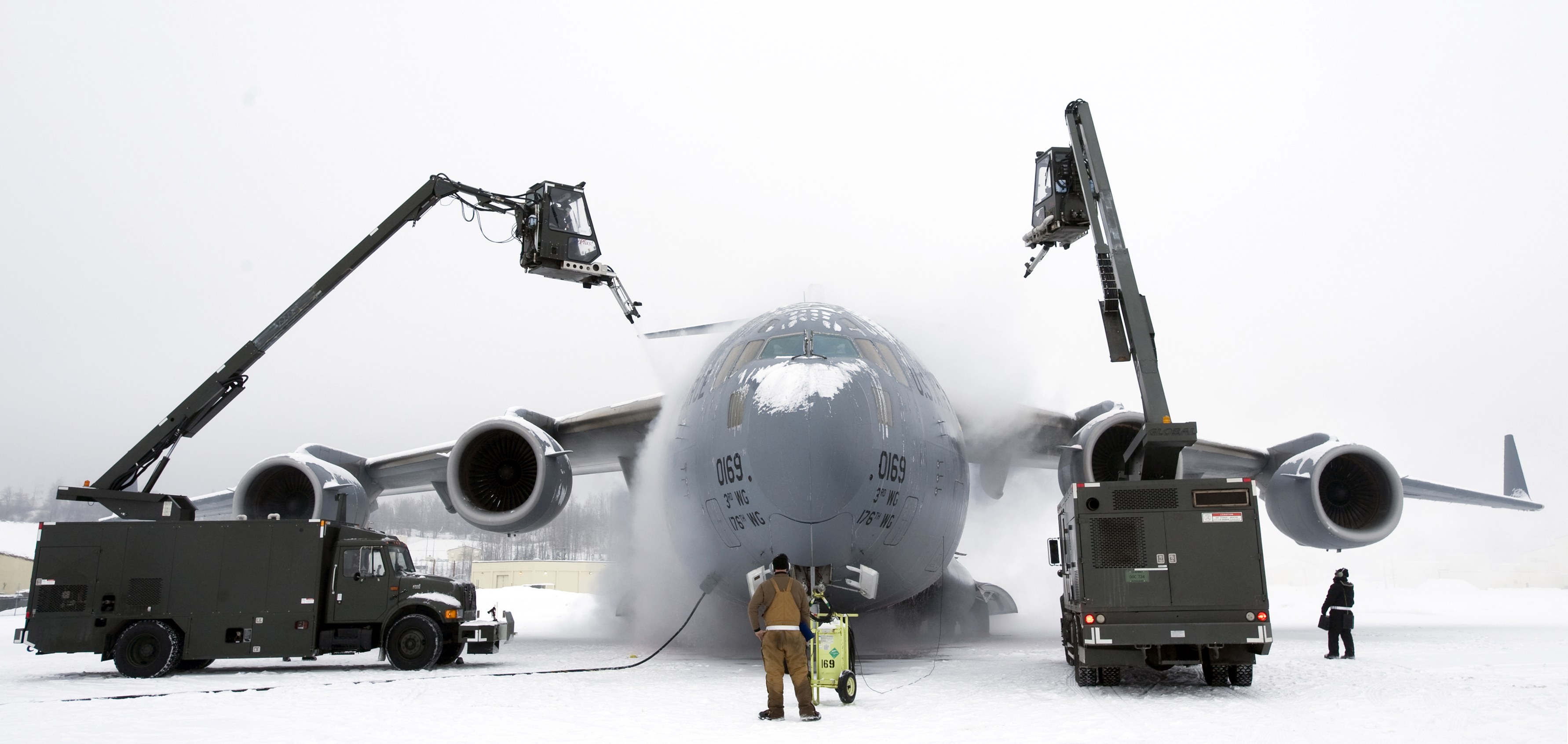 Military aircraft de-icing