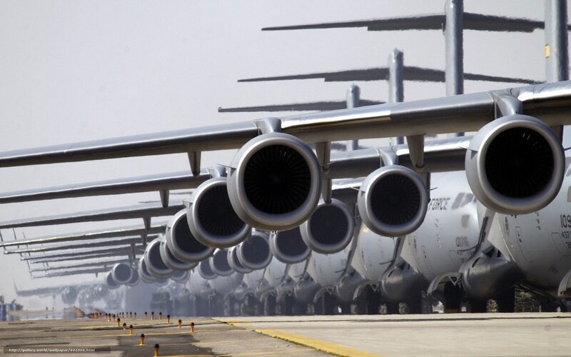 Military aircraft engines in formation