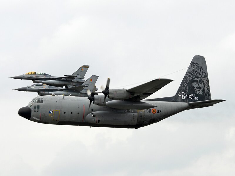 Military aircraft formation flight