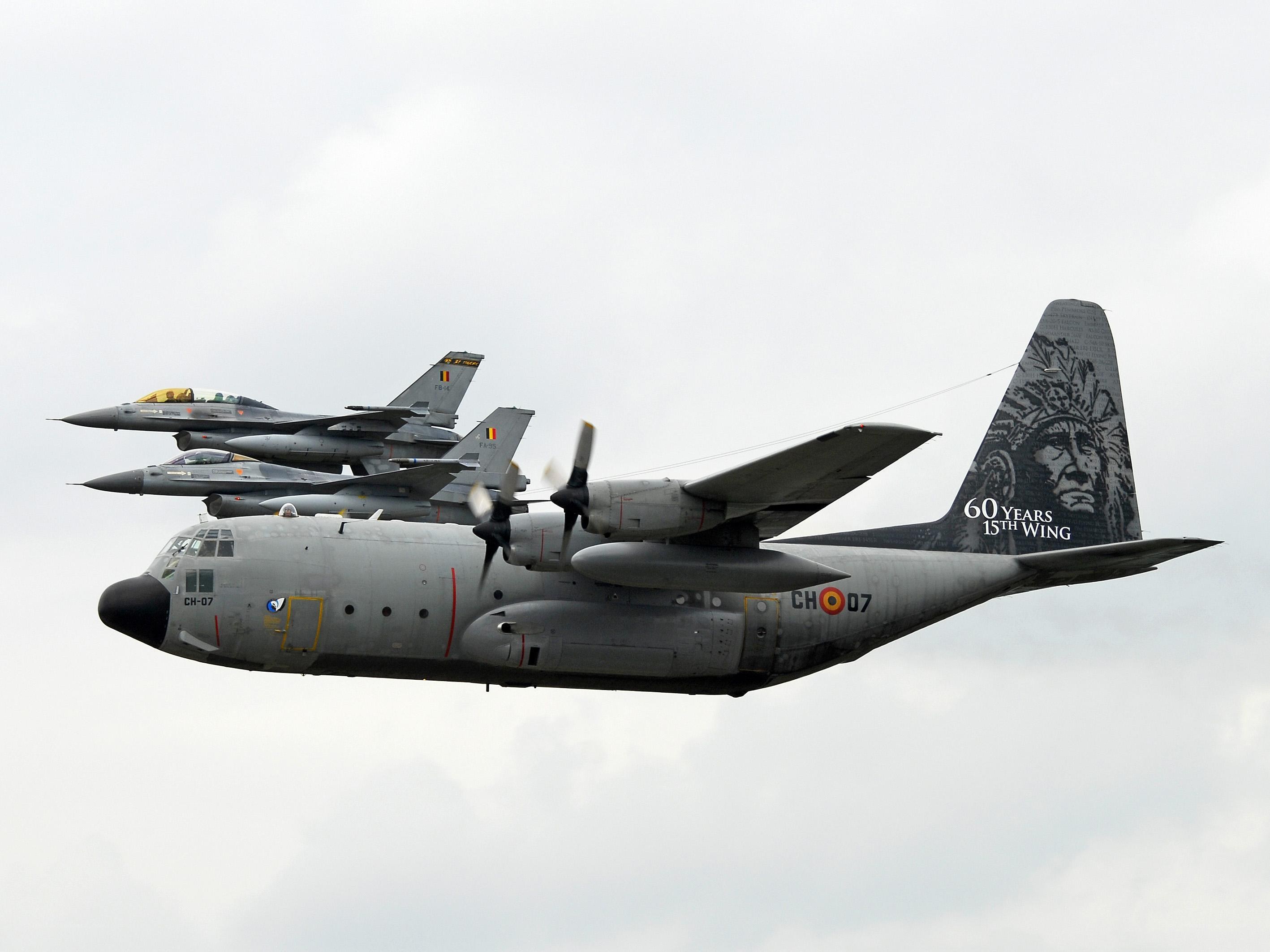 Military aircraft formation flight
