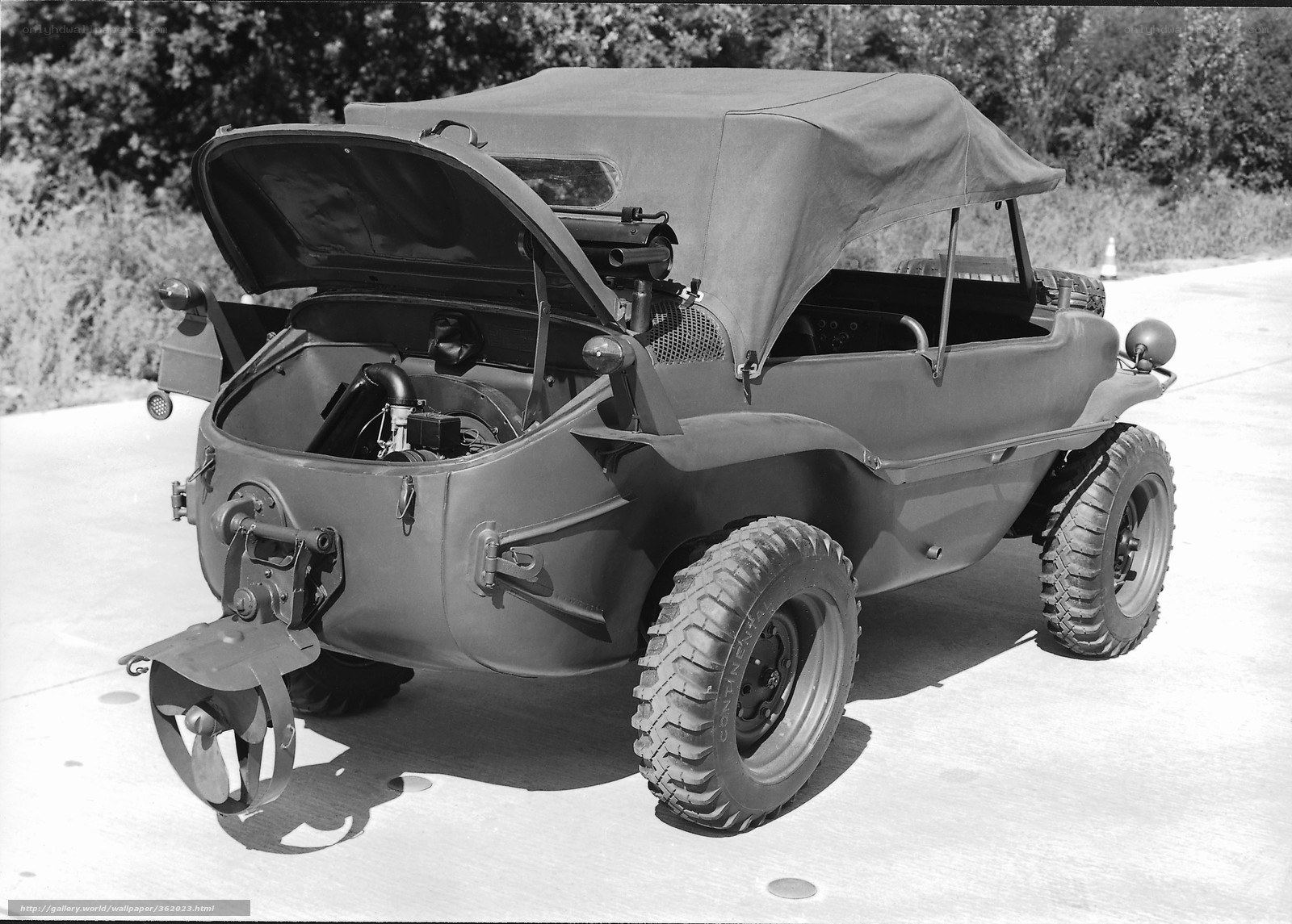 Military amphibious vehicle