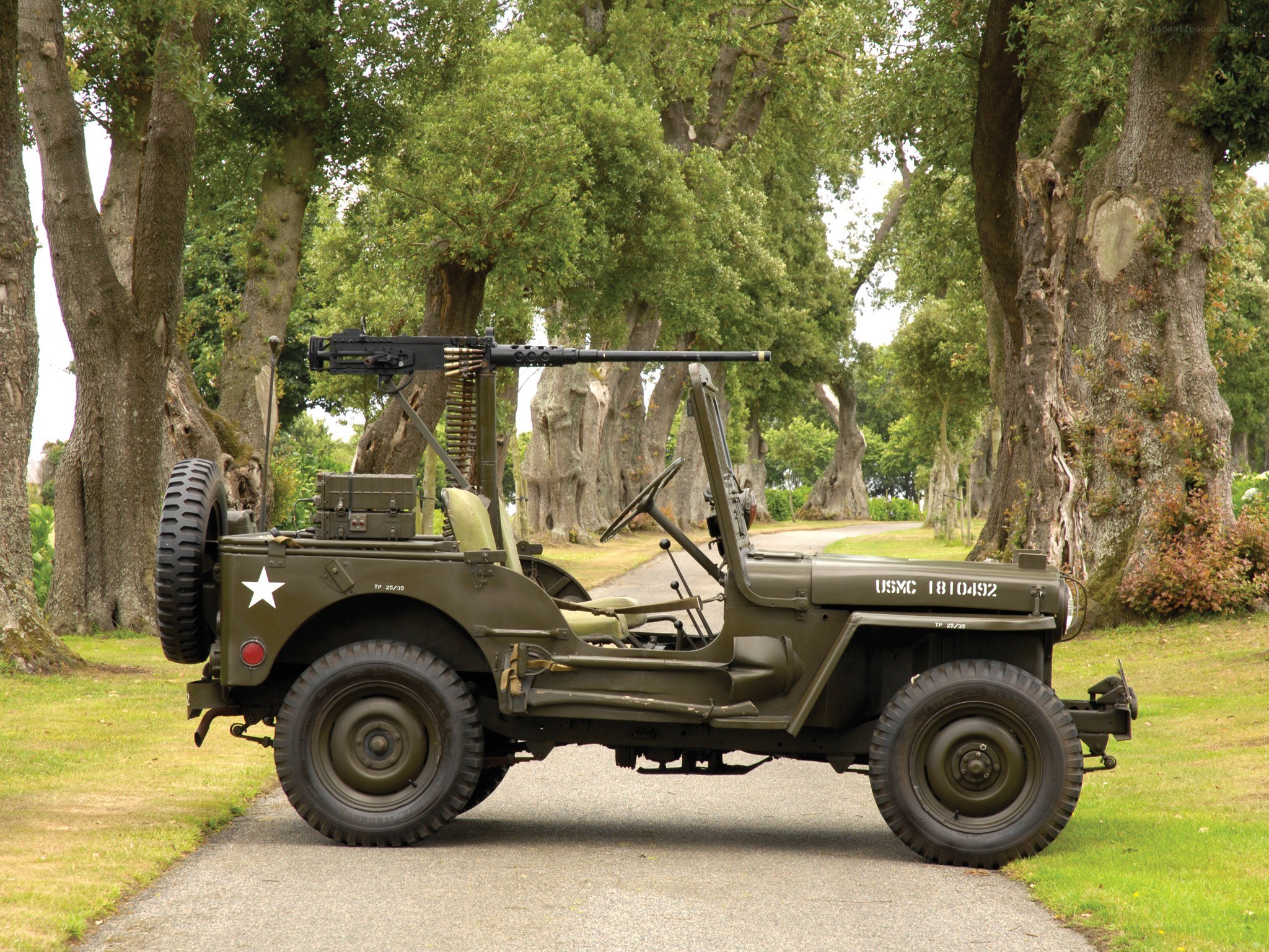 Military jeep with machine gun