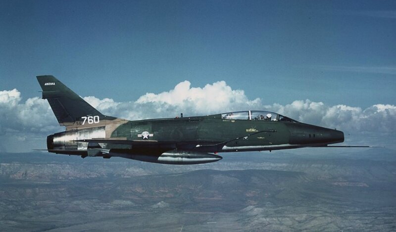 Military Jet in Flight — Green, Calm