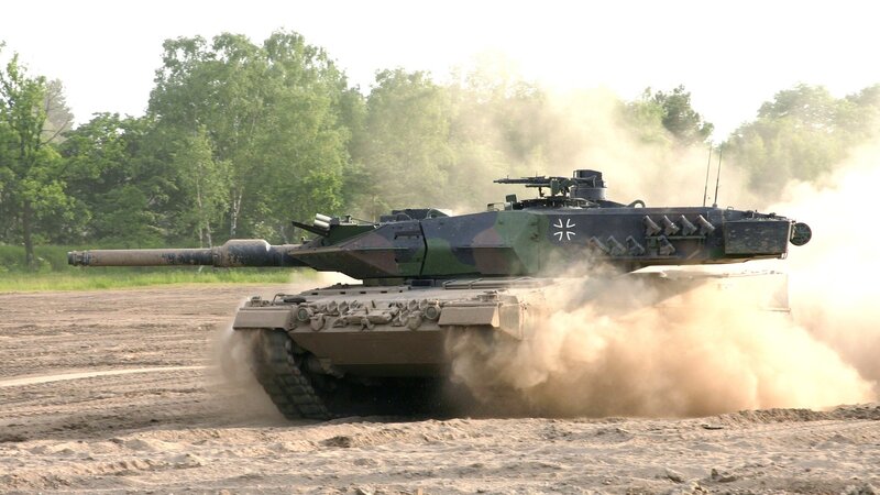 Military Tank in Motion — Green, Dynamic