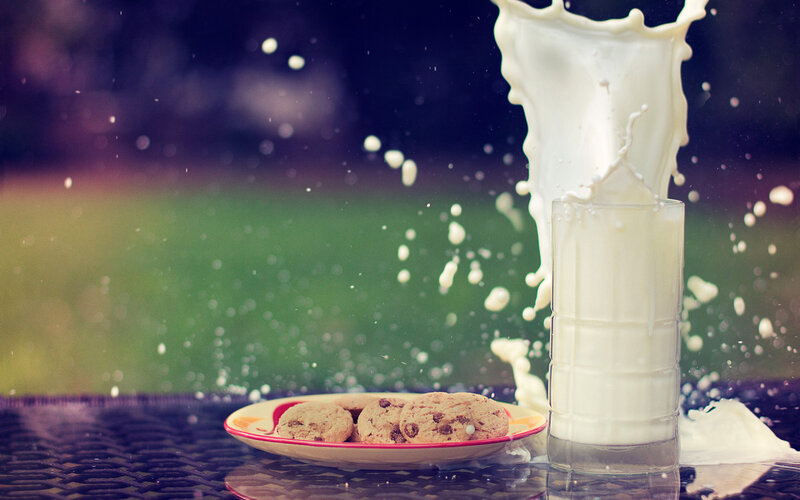 Milk Splash with Cookies