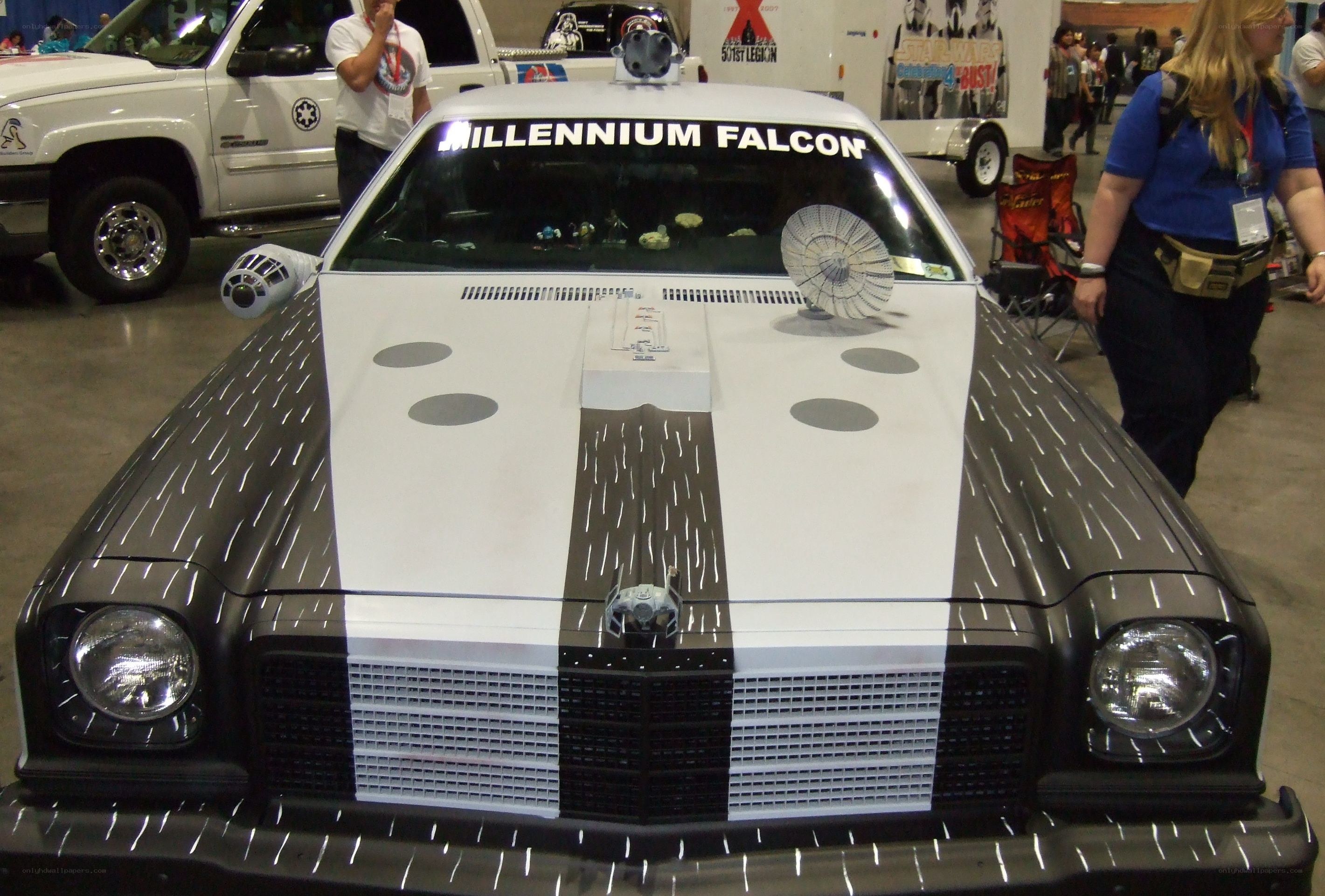 Millennium Falcon car display