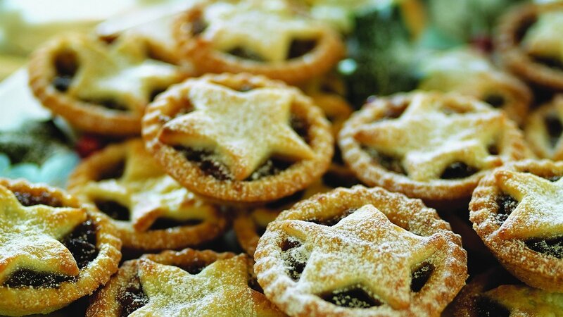 Mince pies with powdered sugar