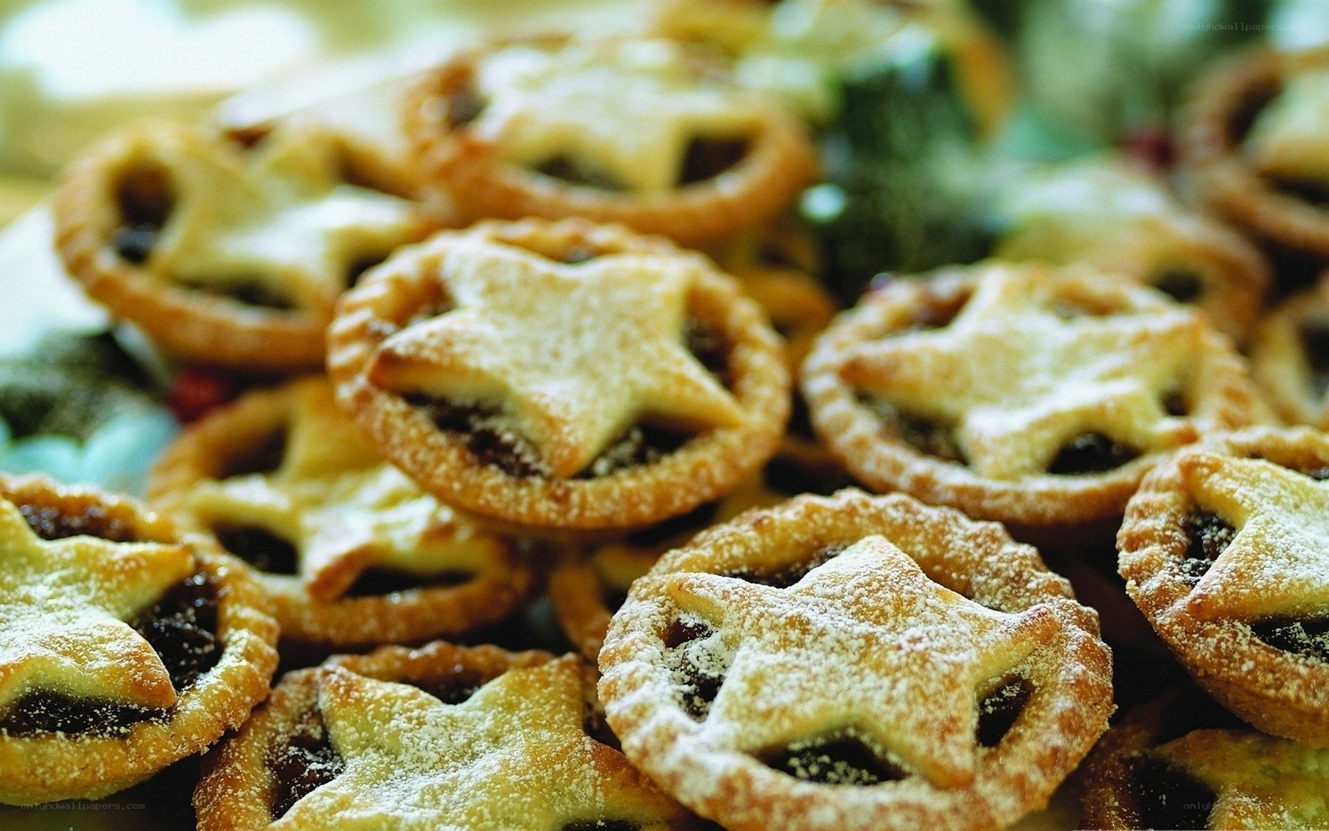 mince pies with powdered sugar
