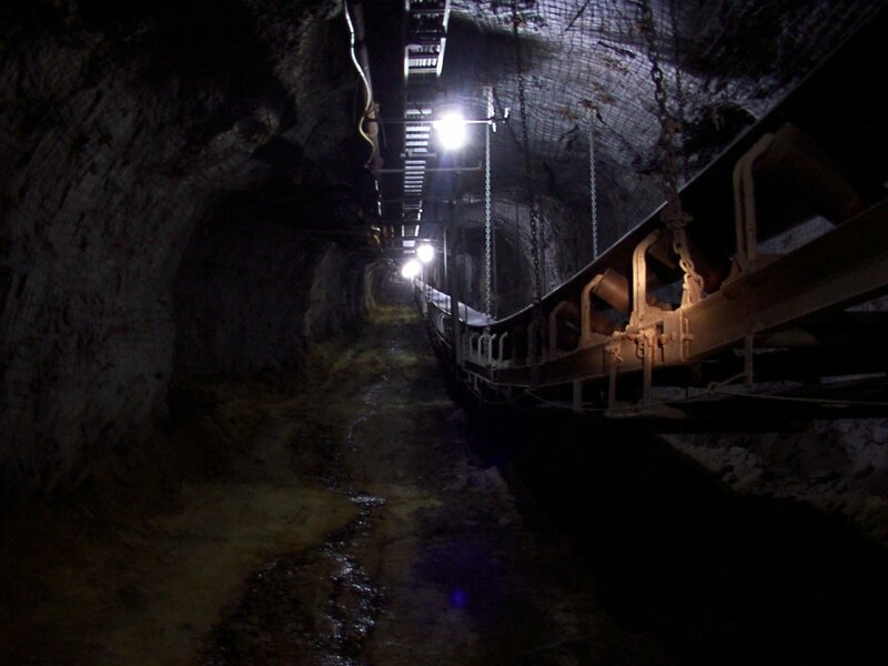 Mine tunnel with conveyor belt