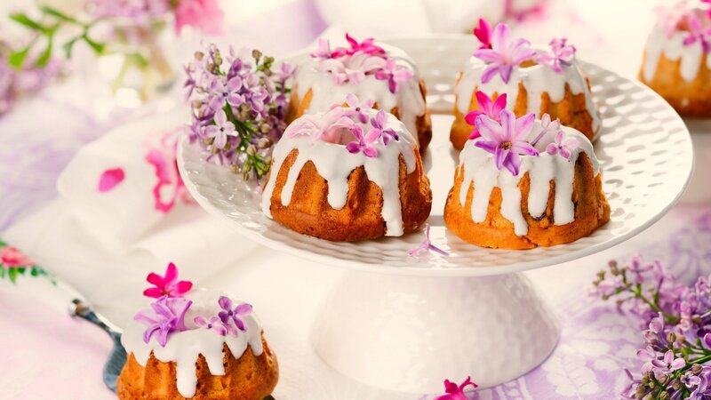 Mini Bundt Cakes with Flowers