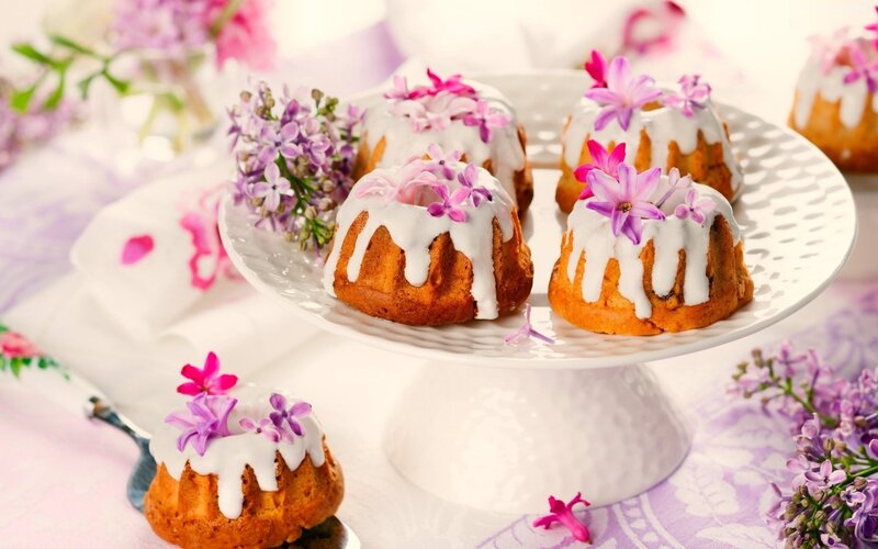 Mini Bundt Cakes with Flowers — White