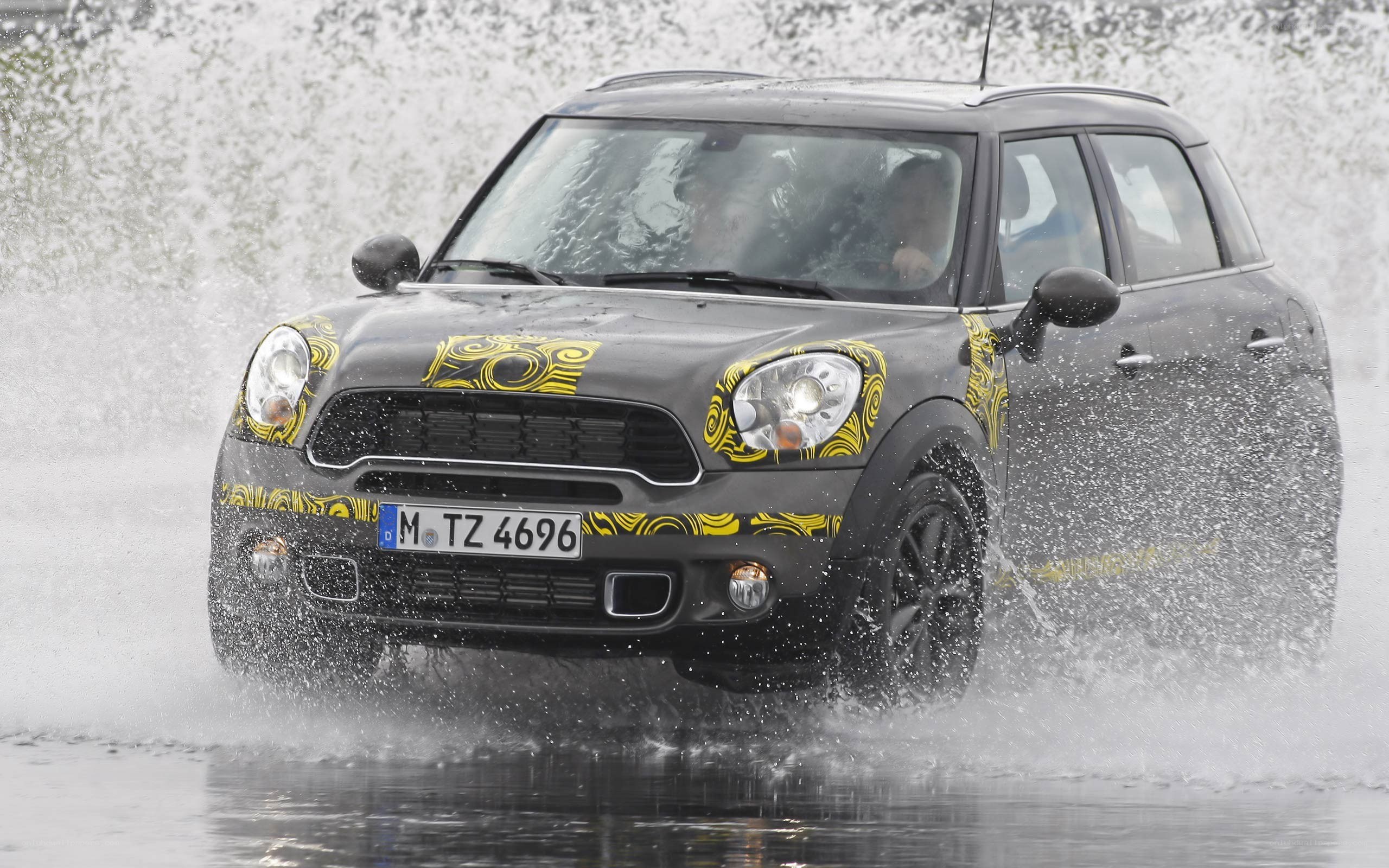 Mini Countryman driving through water