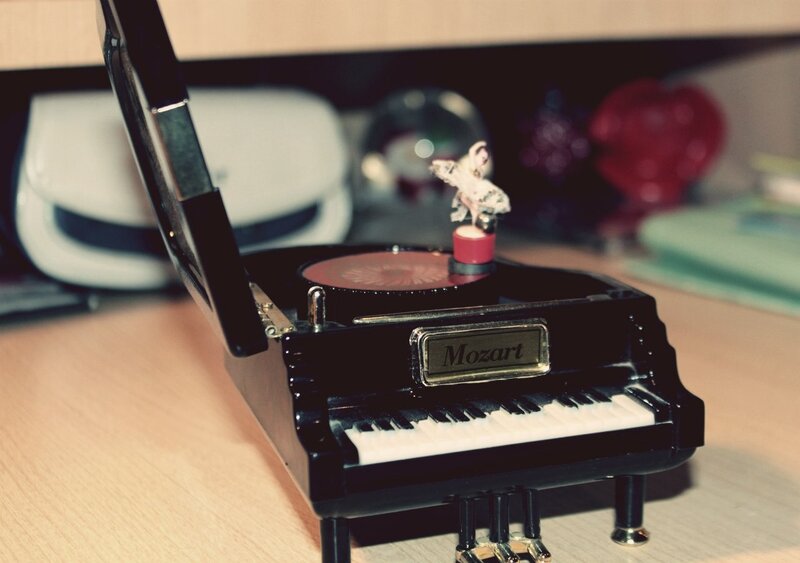 Mini piano music box