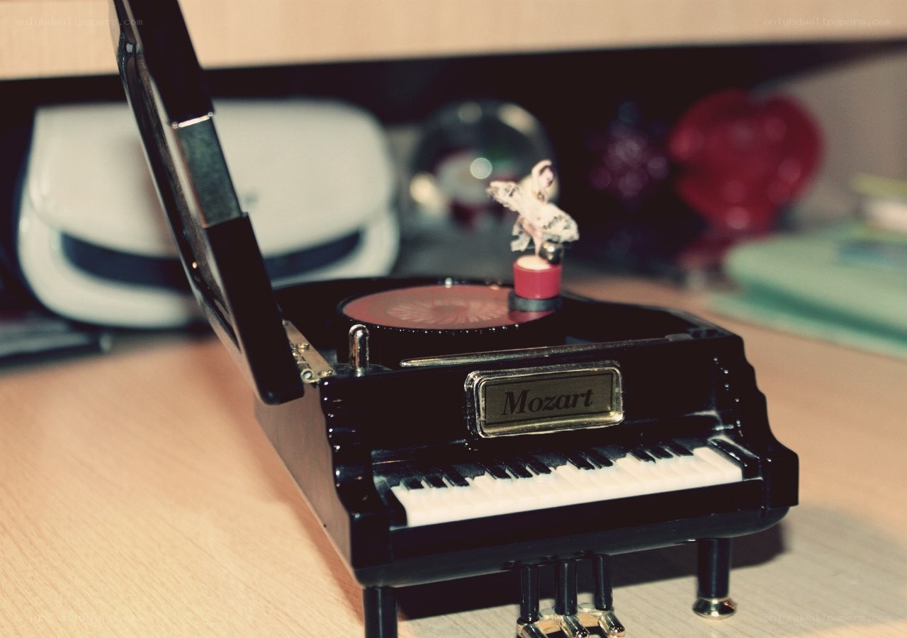 Mini piano music box