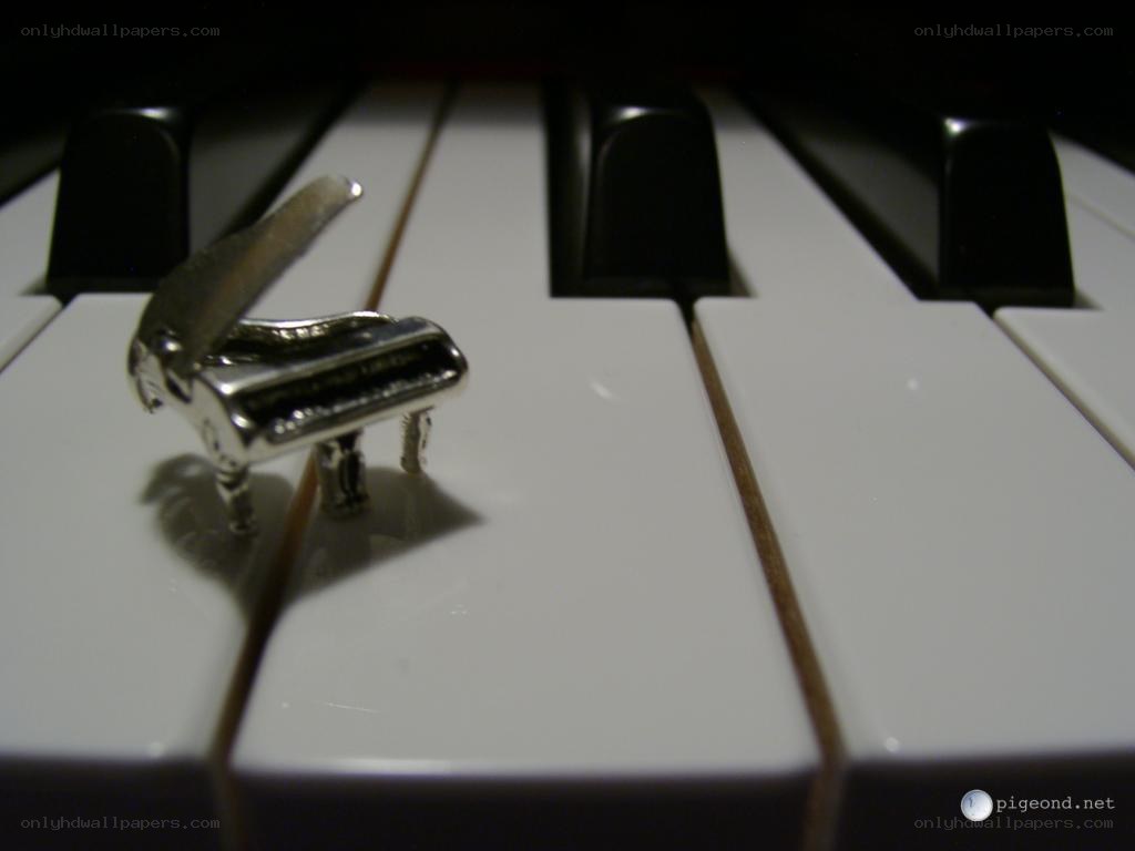 Mini piano on keyboard keys