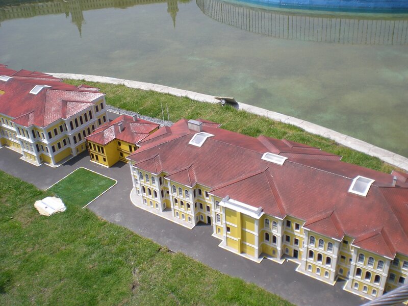 Miniature building models by water