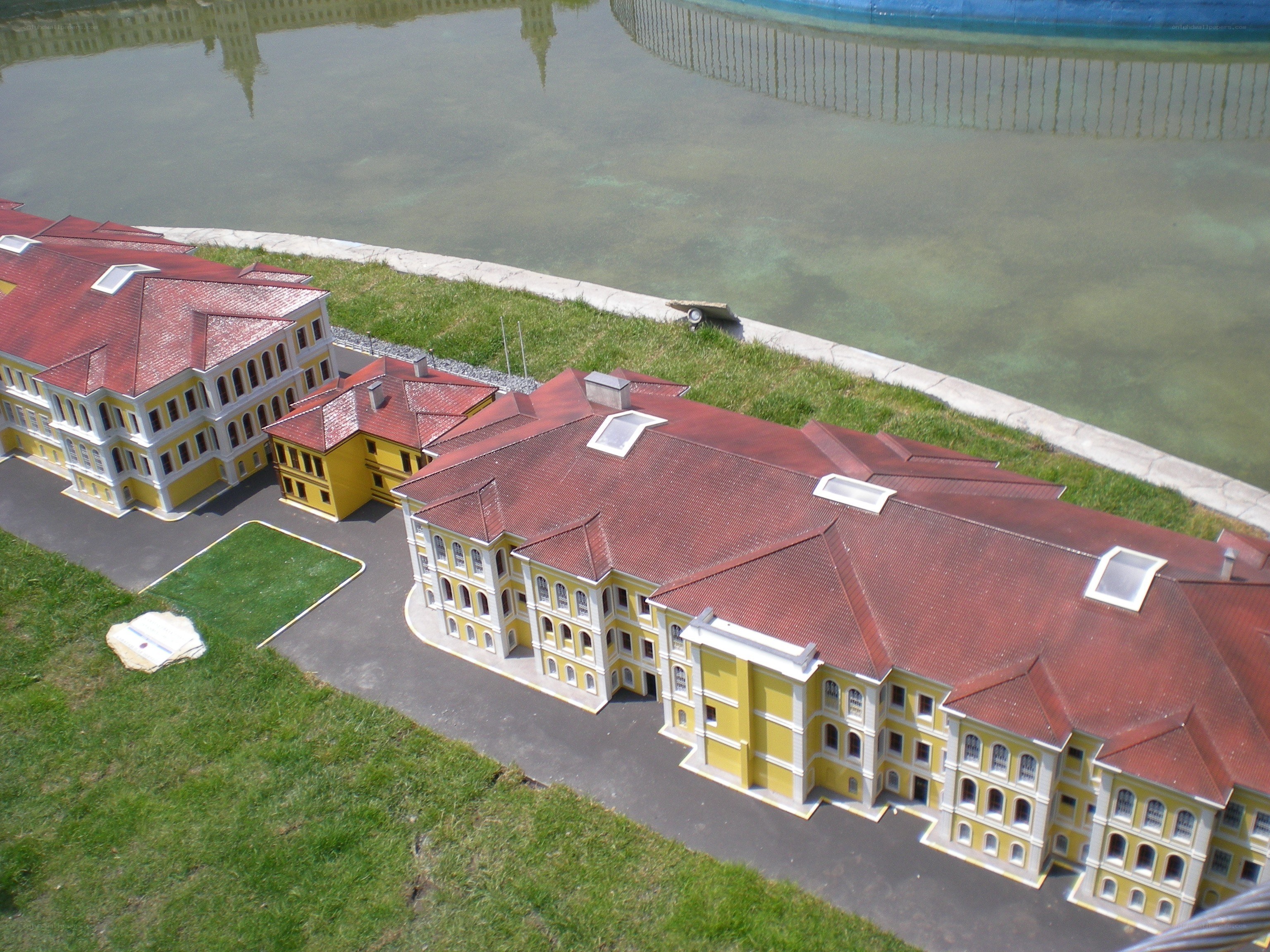 Miniature building models by water