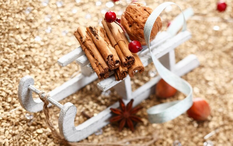 Miniature Sleigh with Spices — White