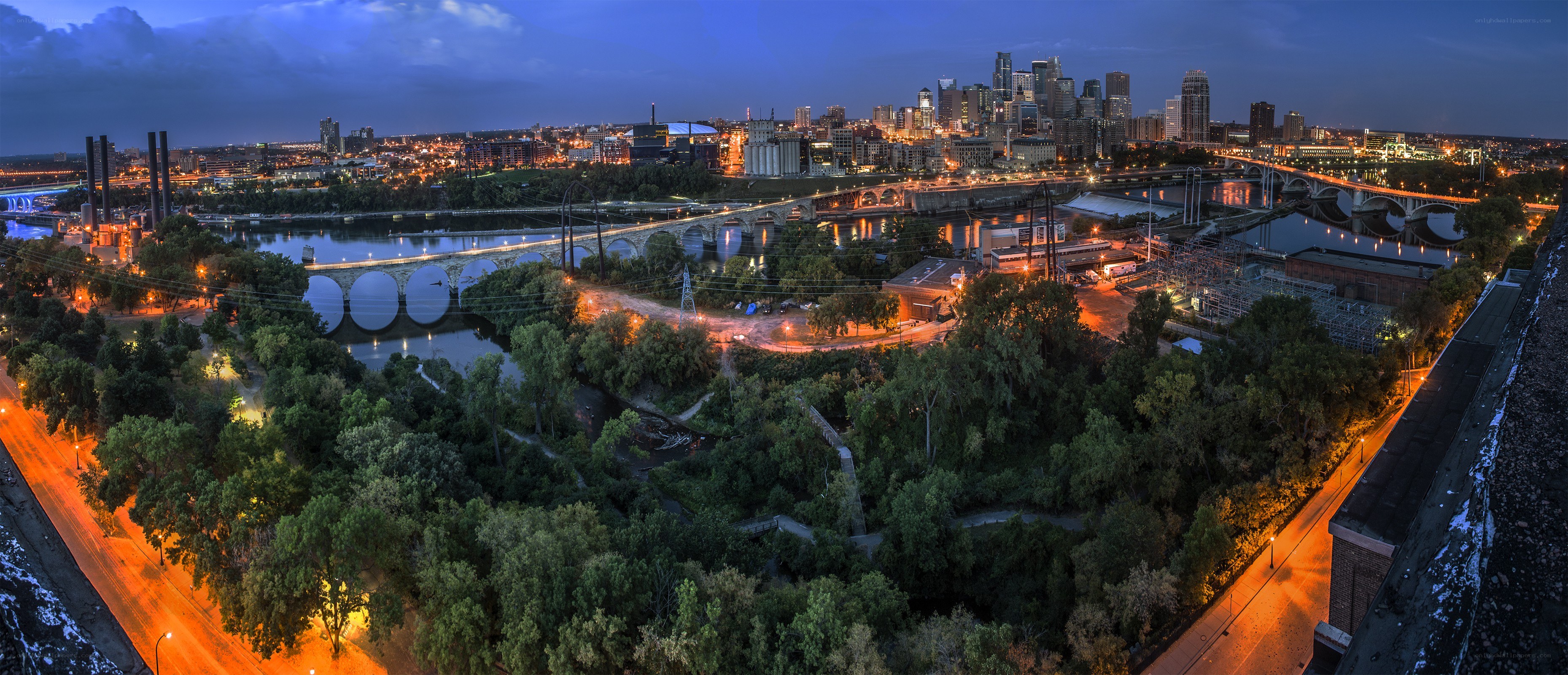 Minneapolis skyline at dusk