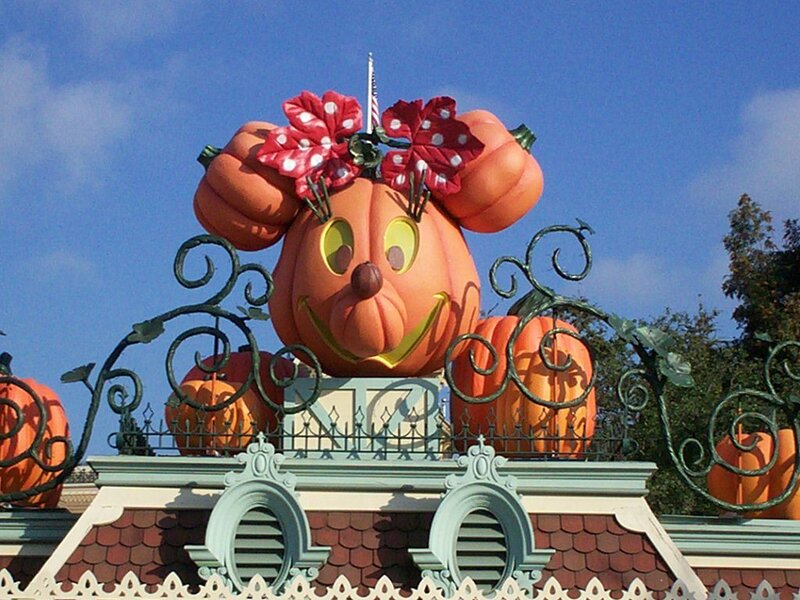 Minnie Mouse pumpkin display