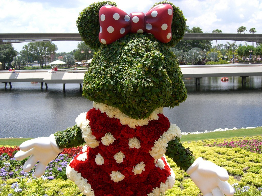Minnie Mouse topiary sculpture