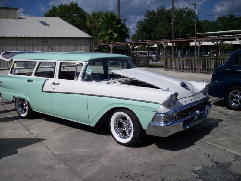 Mint and White Station Wagon