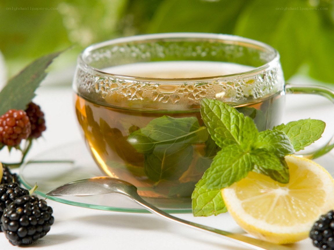 mint tea with lemon and berries