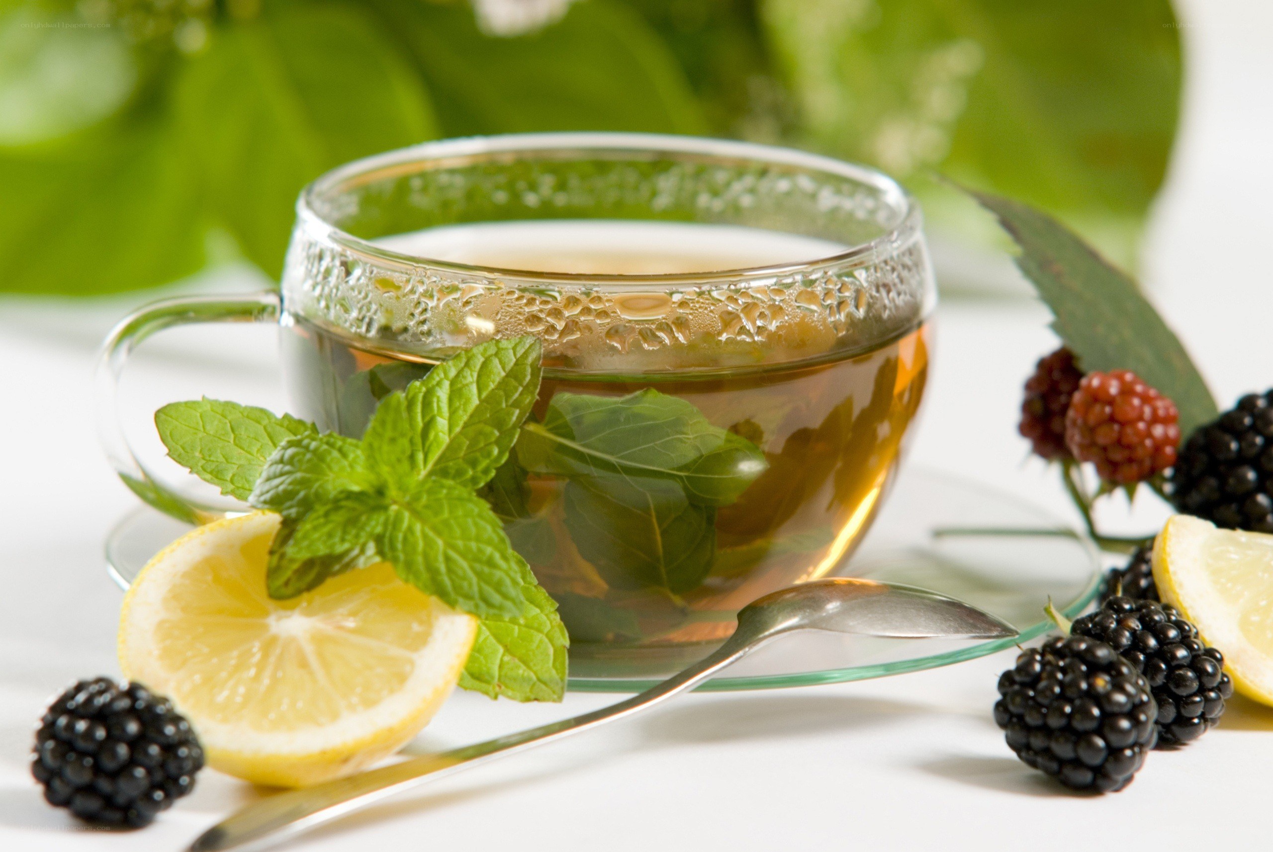 mint tea with lemon and berries
