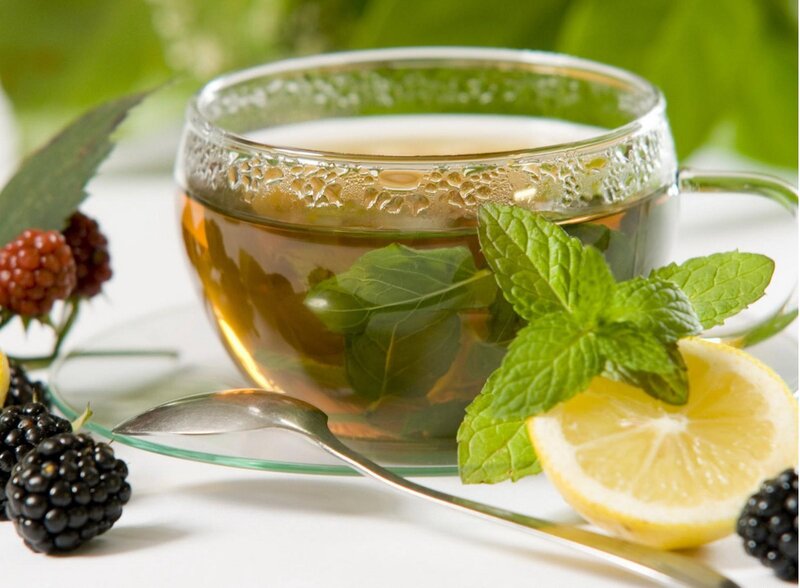 mint tea with lemon and berries