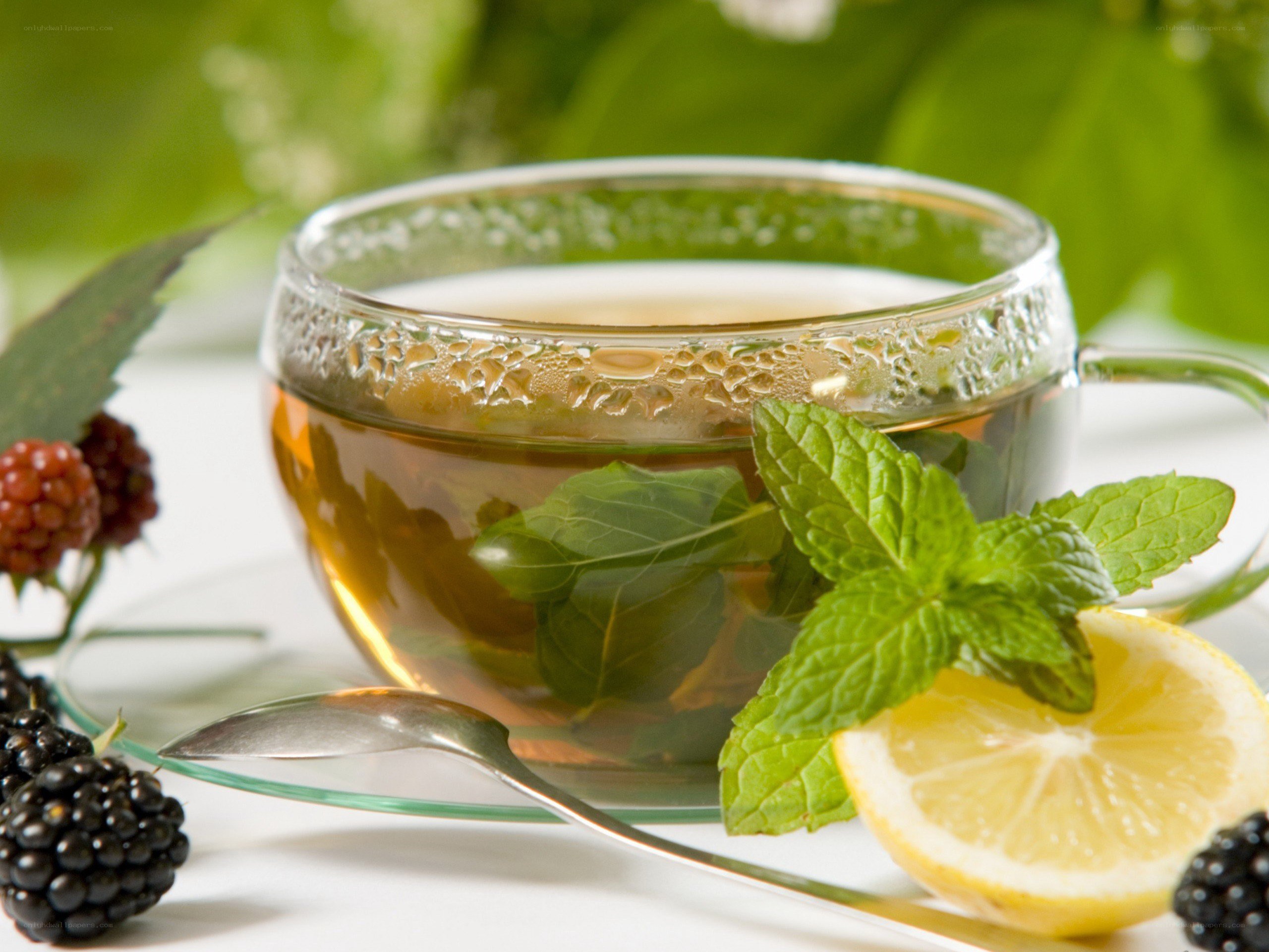 mint tea with lemon and blackberries