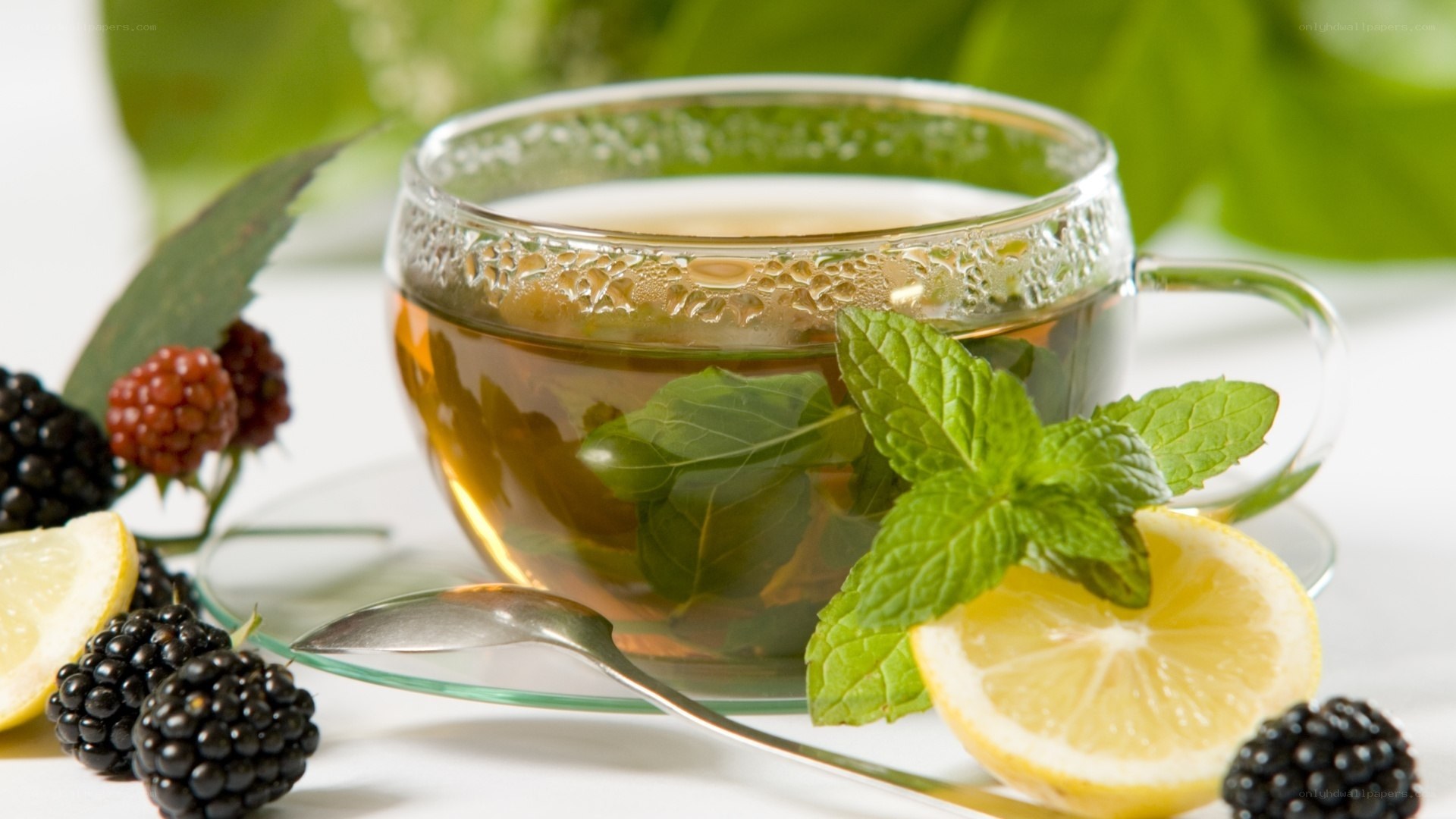 mint tea with lemon and blackberries