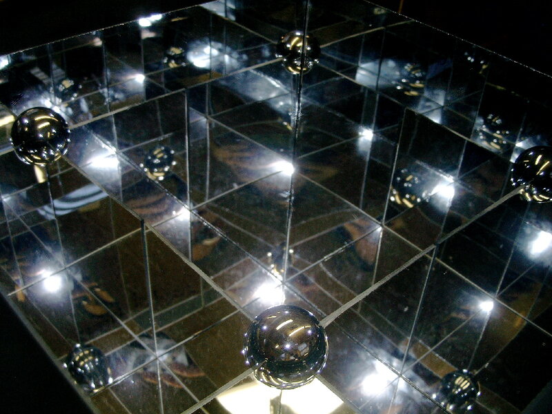 Mirror Cube with Spheres