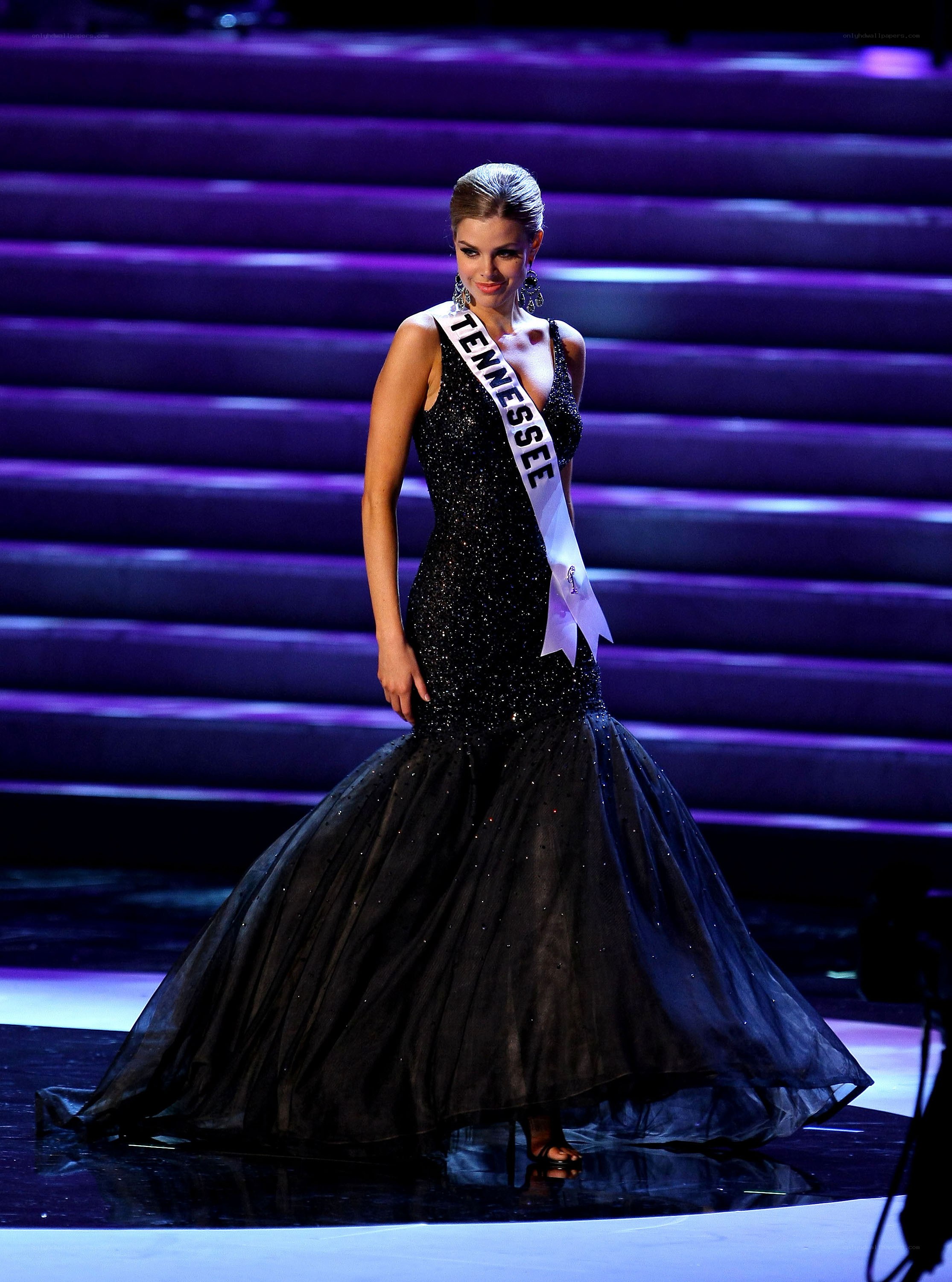 Miss Tennessee on stage
