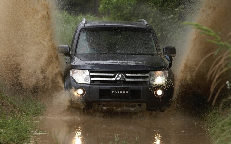 Mitsubishi Pajero driving through mud