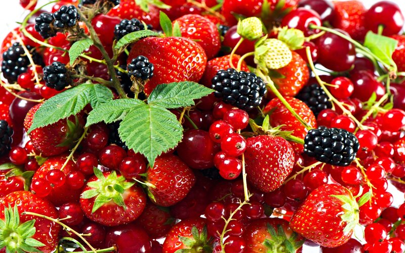 Mixed Berries with Leaves — Red