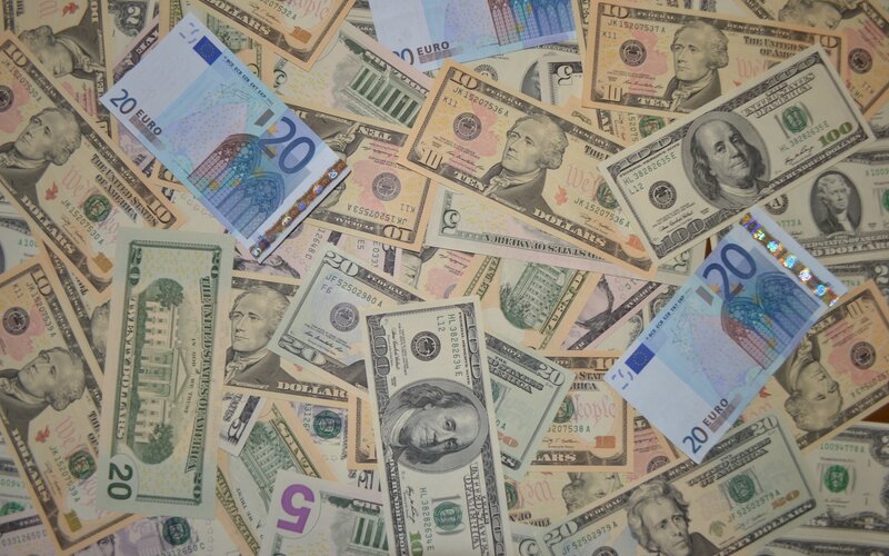 Mixed currency banknotes